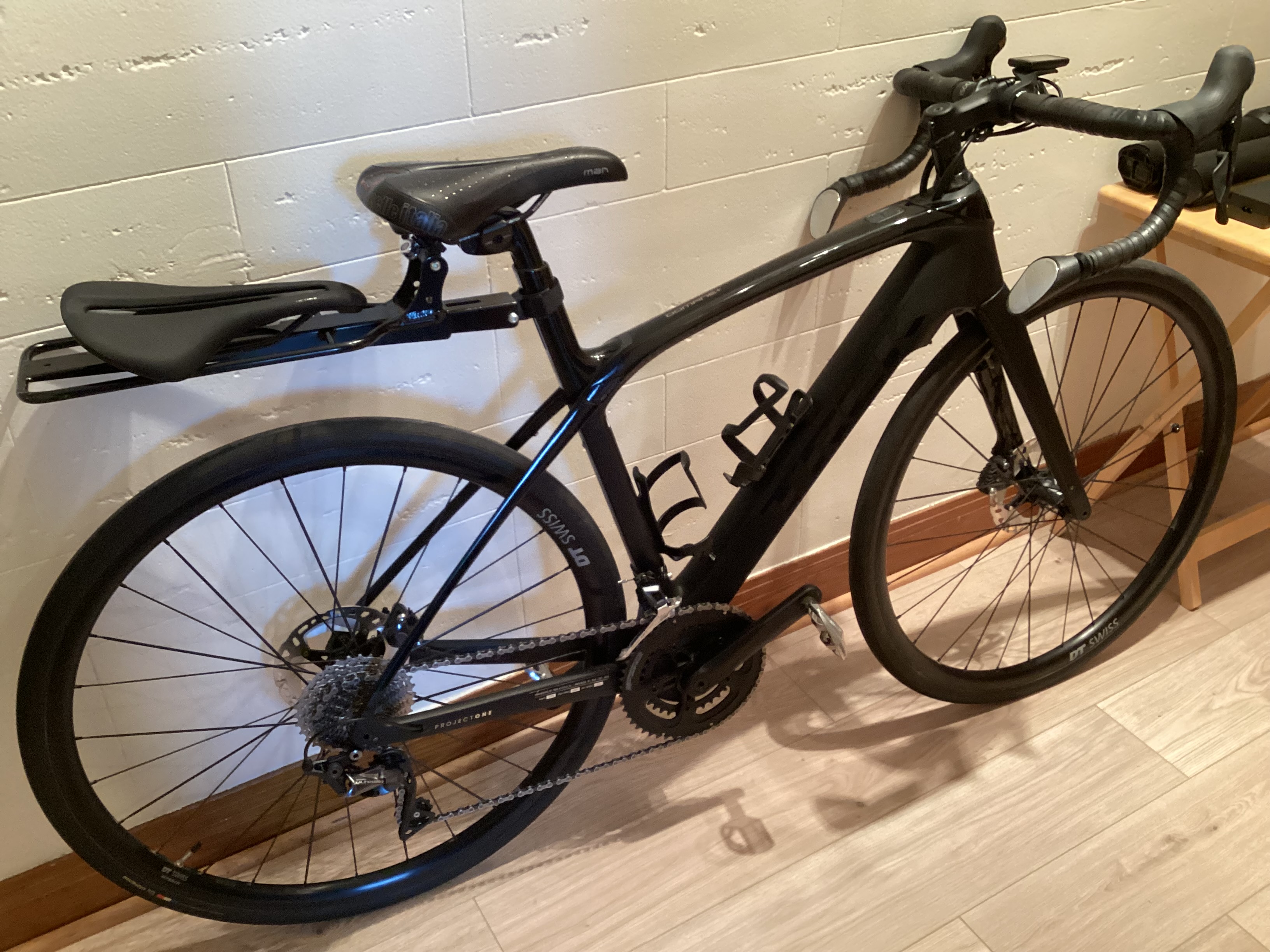 À  vendre vélo de route avec assistance . 